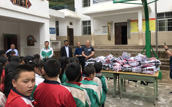 我公司領(lǐng)導(dǎo)赴大涼山園田小學(xué)慰問師生